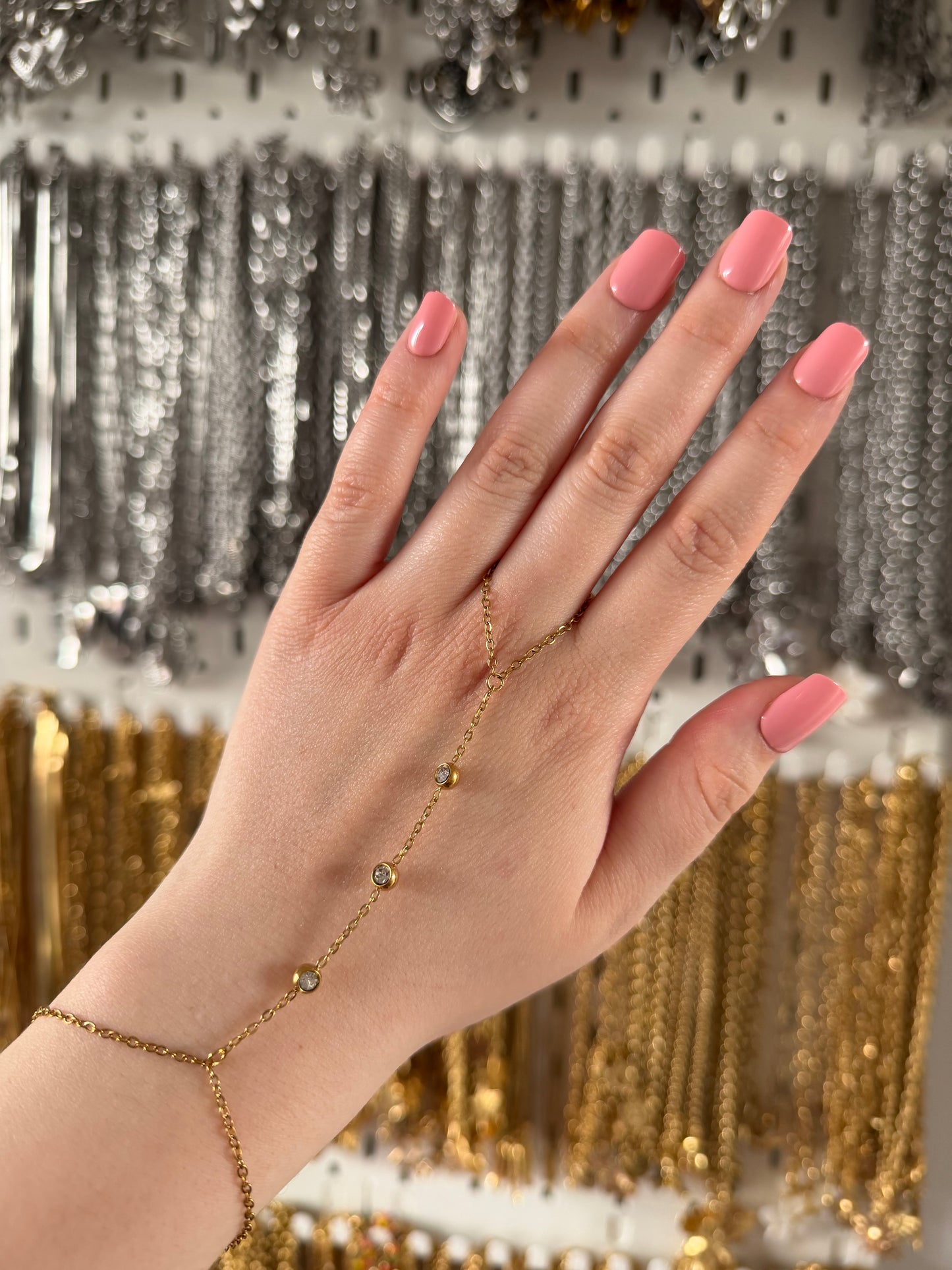 ‘SHINE BRIGHT’ hand chain - goud