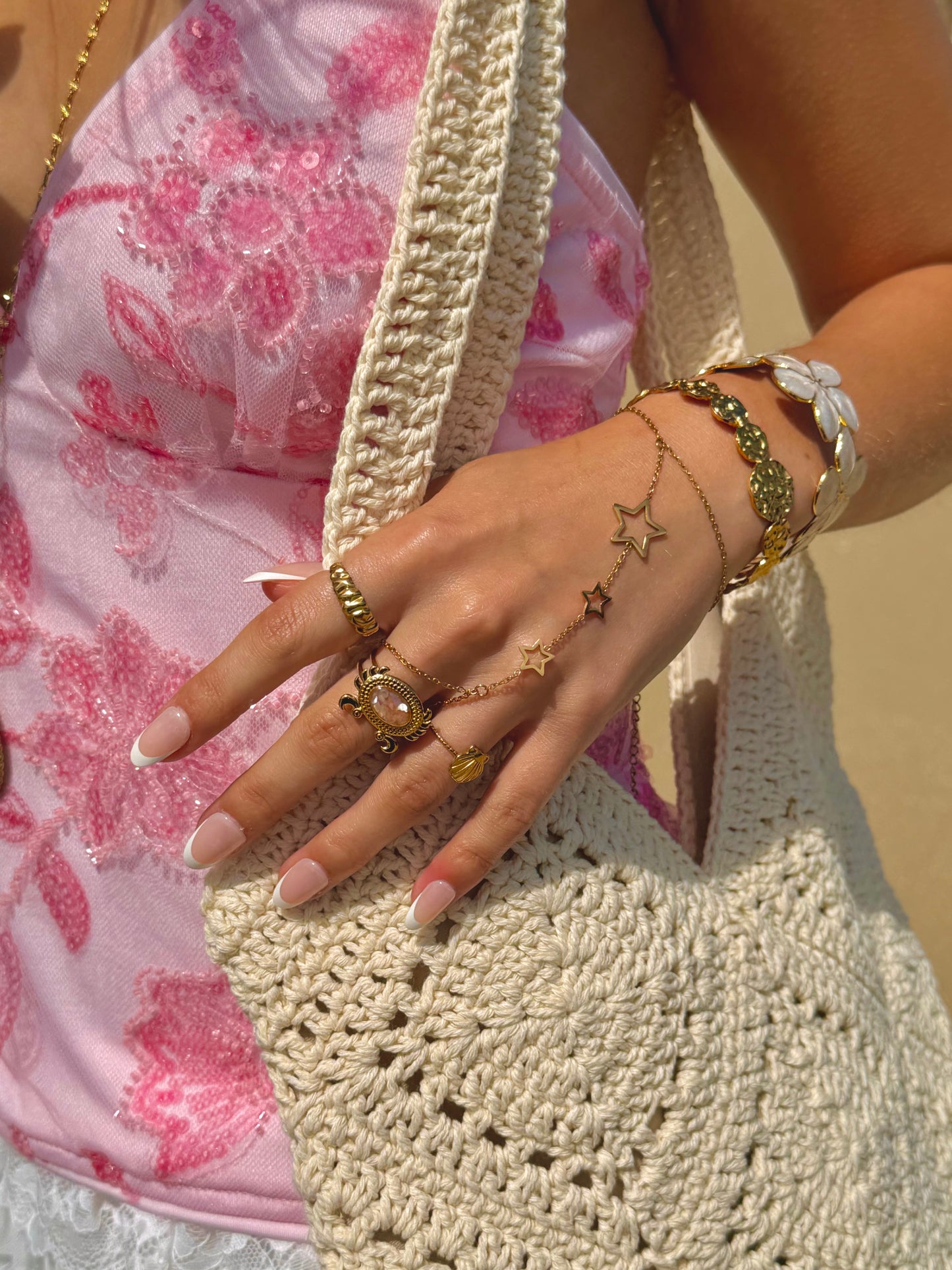 ‘STARGIRL’ hand chain - goud