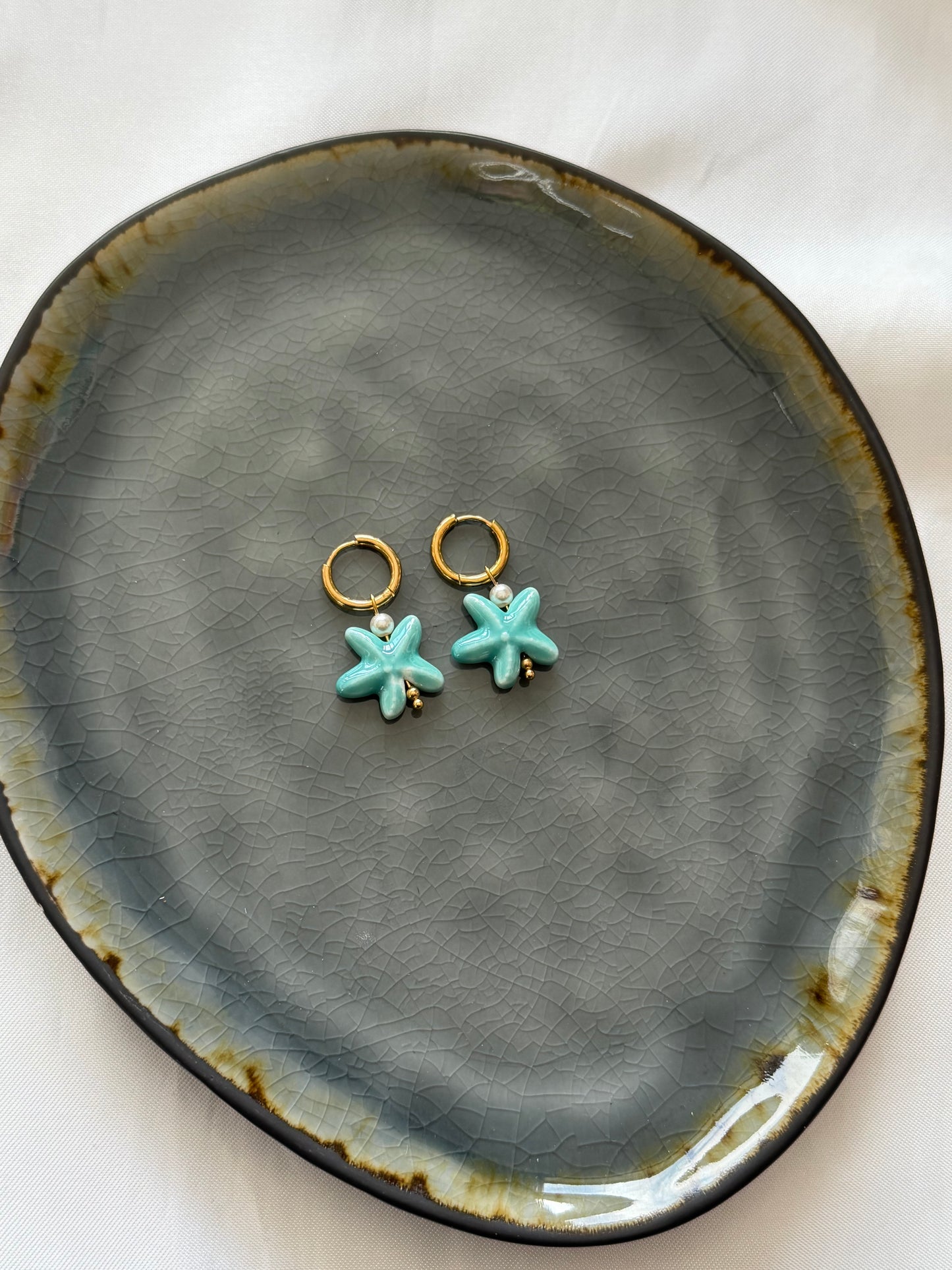 ‘COLOR SHELL’ oorbellen blauw - goud