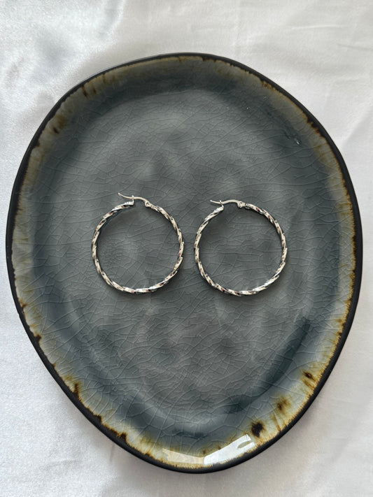 ‘TWISTED HOOPS’ oorbellen - zilver