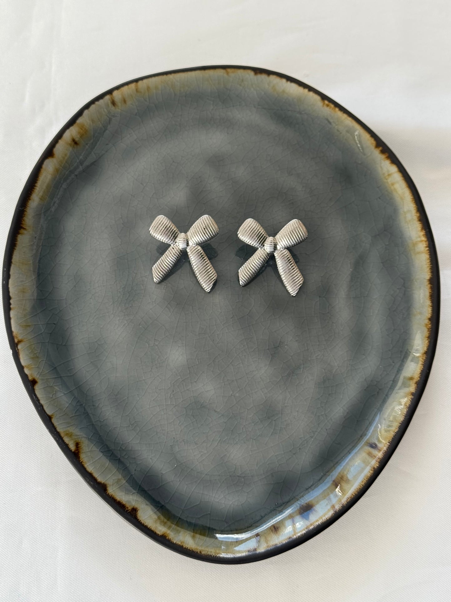 ‘CHUNKY BOW’ oorbellen - zilver