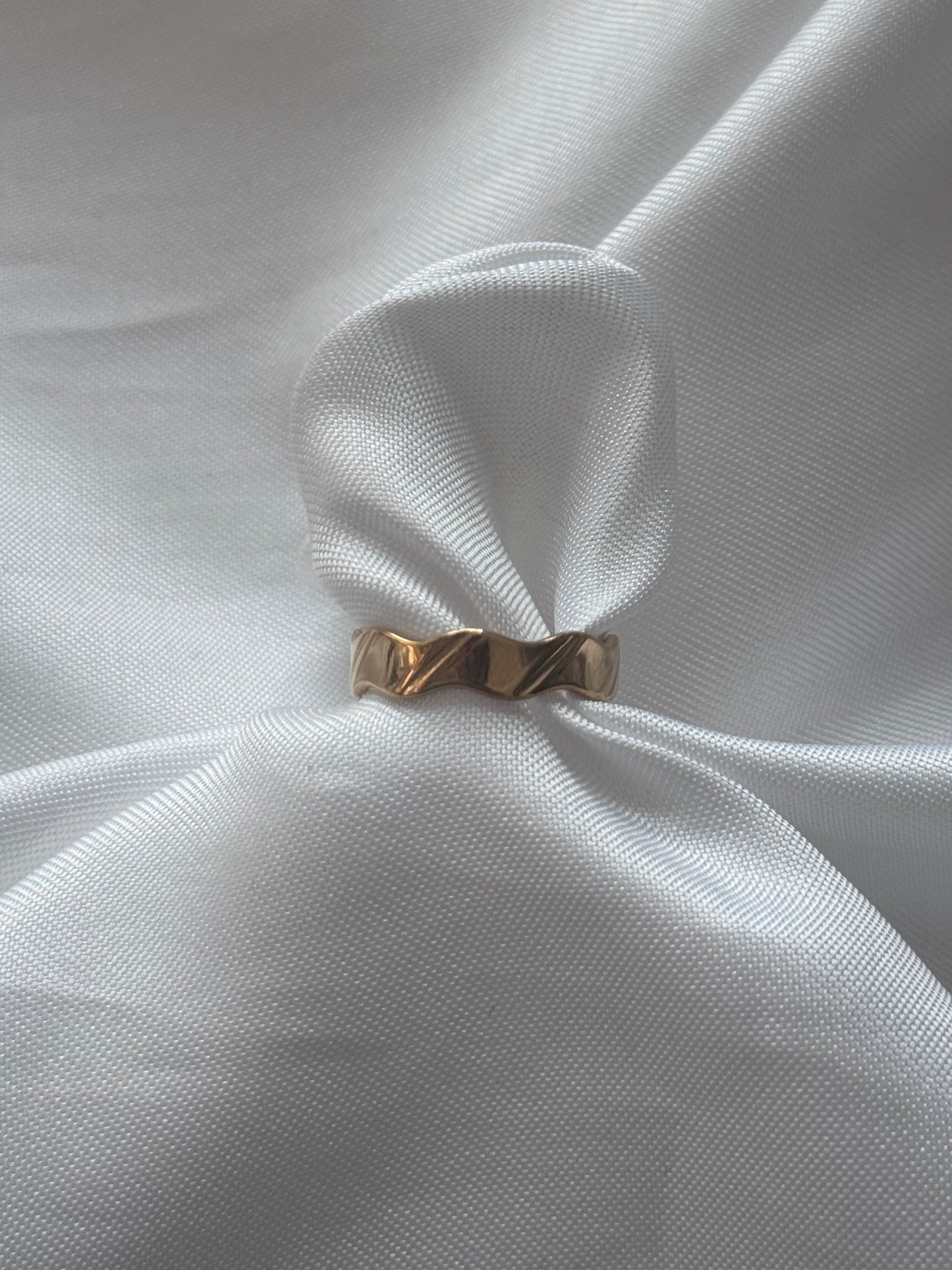 ‘CLASSIC WAVY’ ring - goud