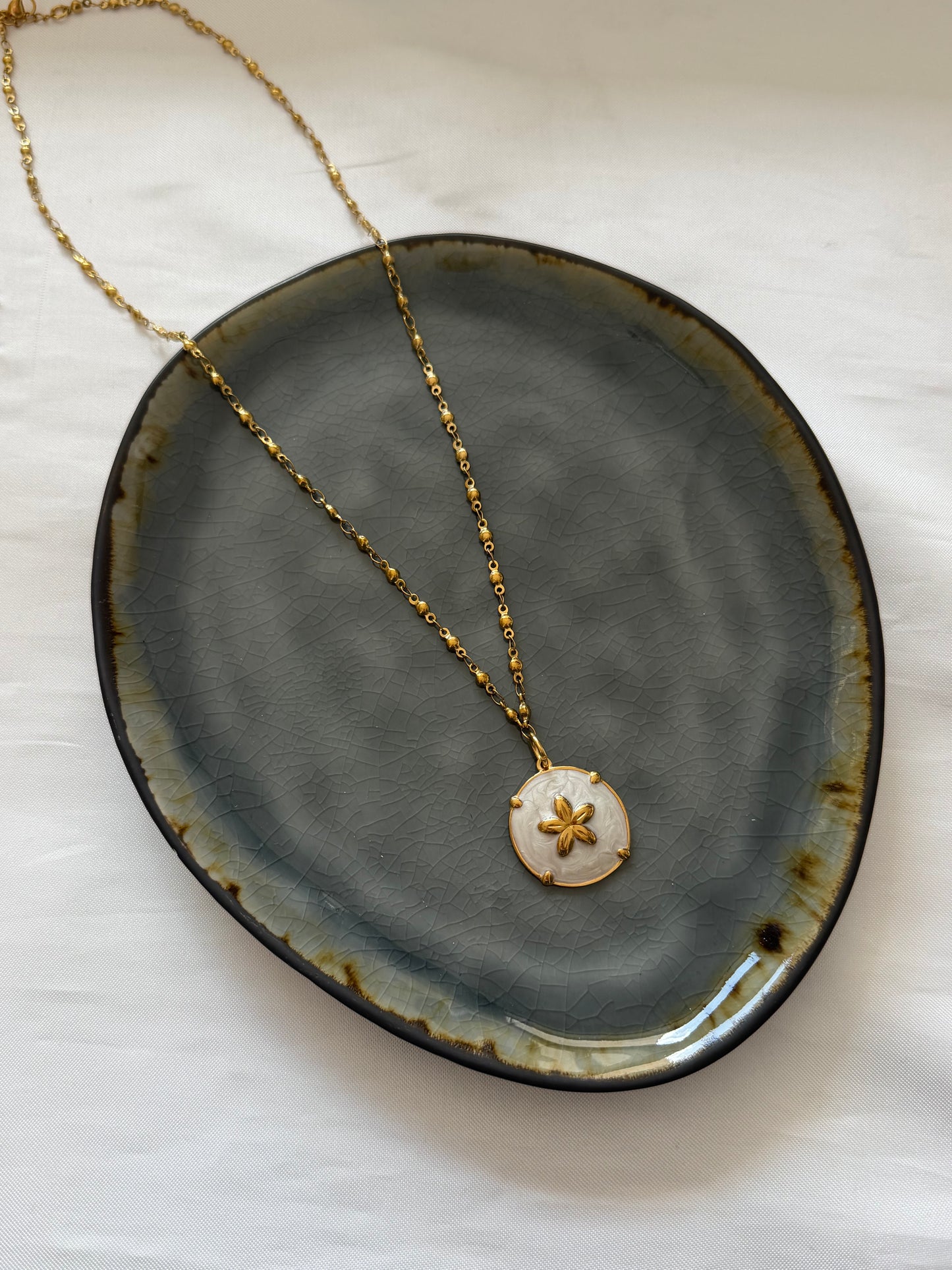 ‘WHITE FLOWER’ ketting - goud