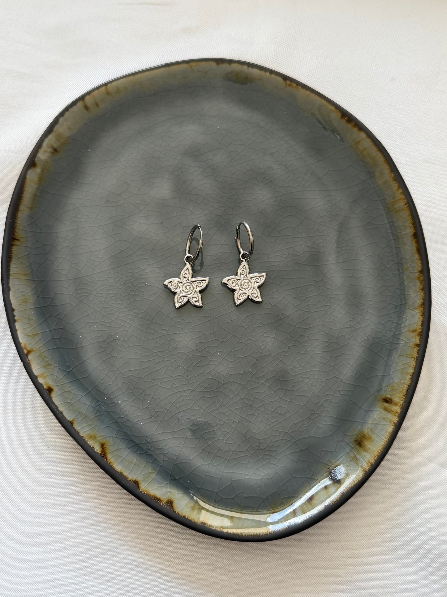 ‘FLORA’ oorbellen - goud/zilver
