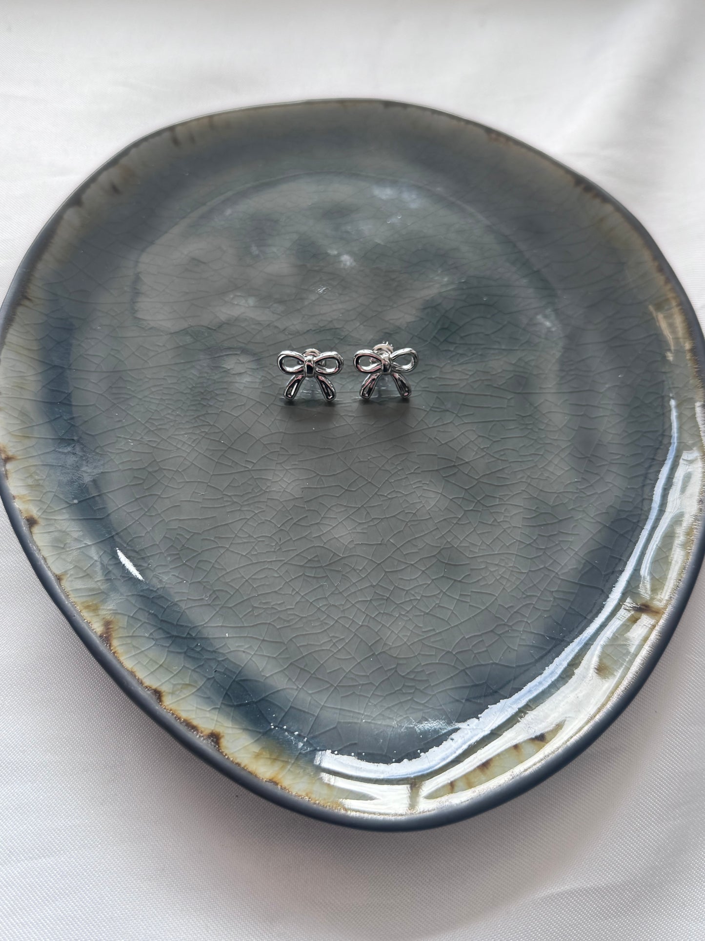 ‘CLASSIC BOW’ knopjes oorbellen - goud/zilver