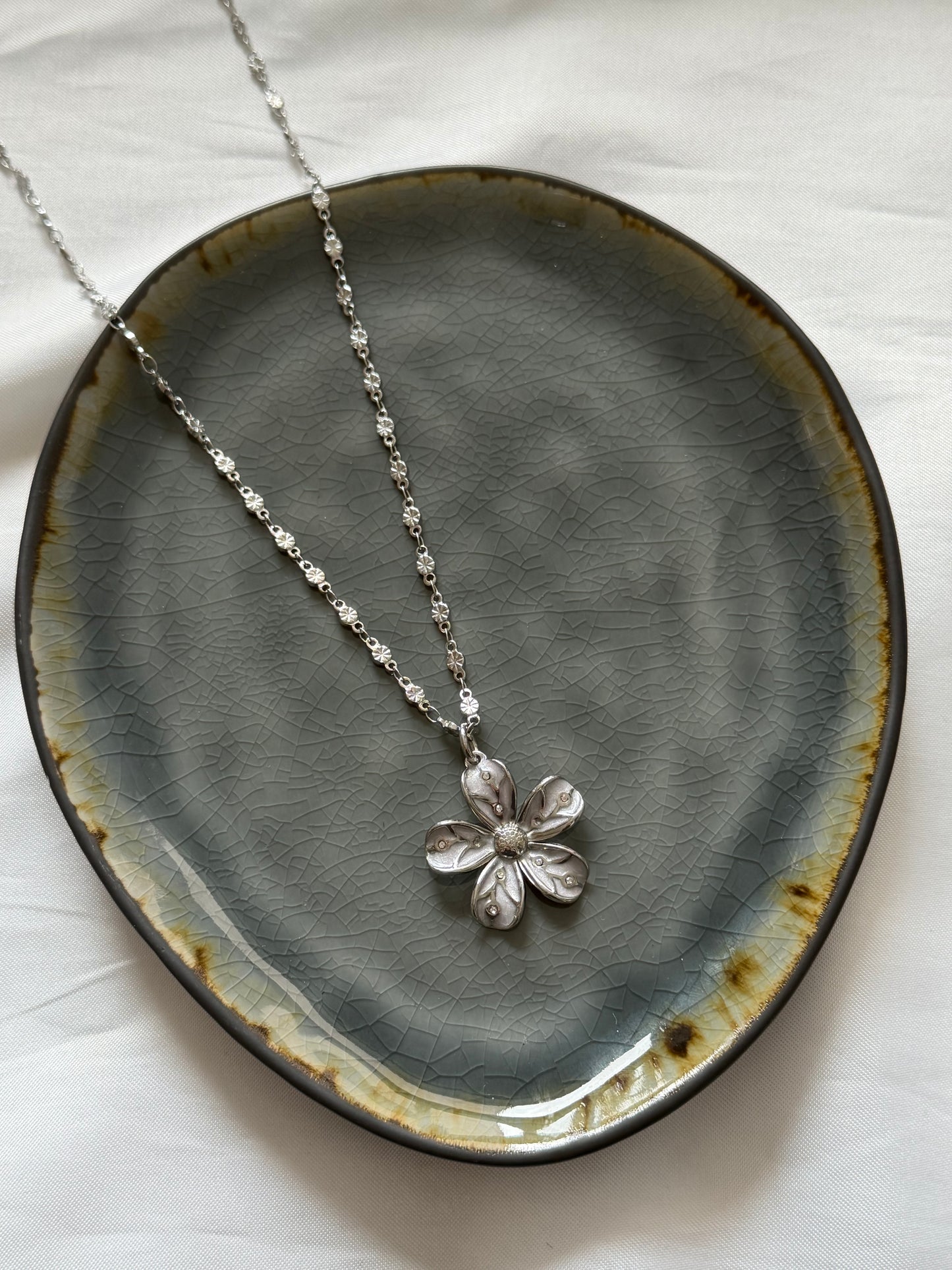 ‘WHITE FLOWER’ ketting - goud/zilver