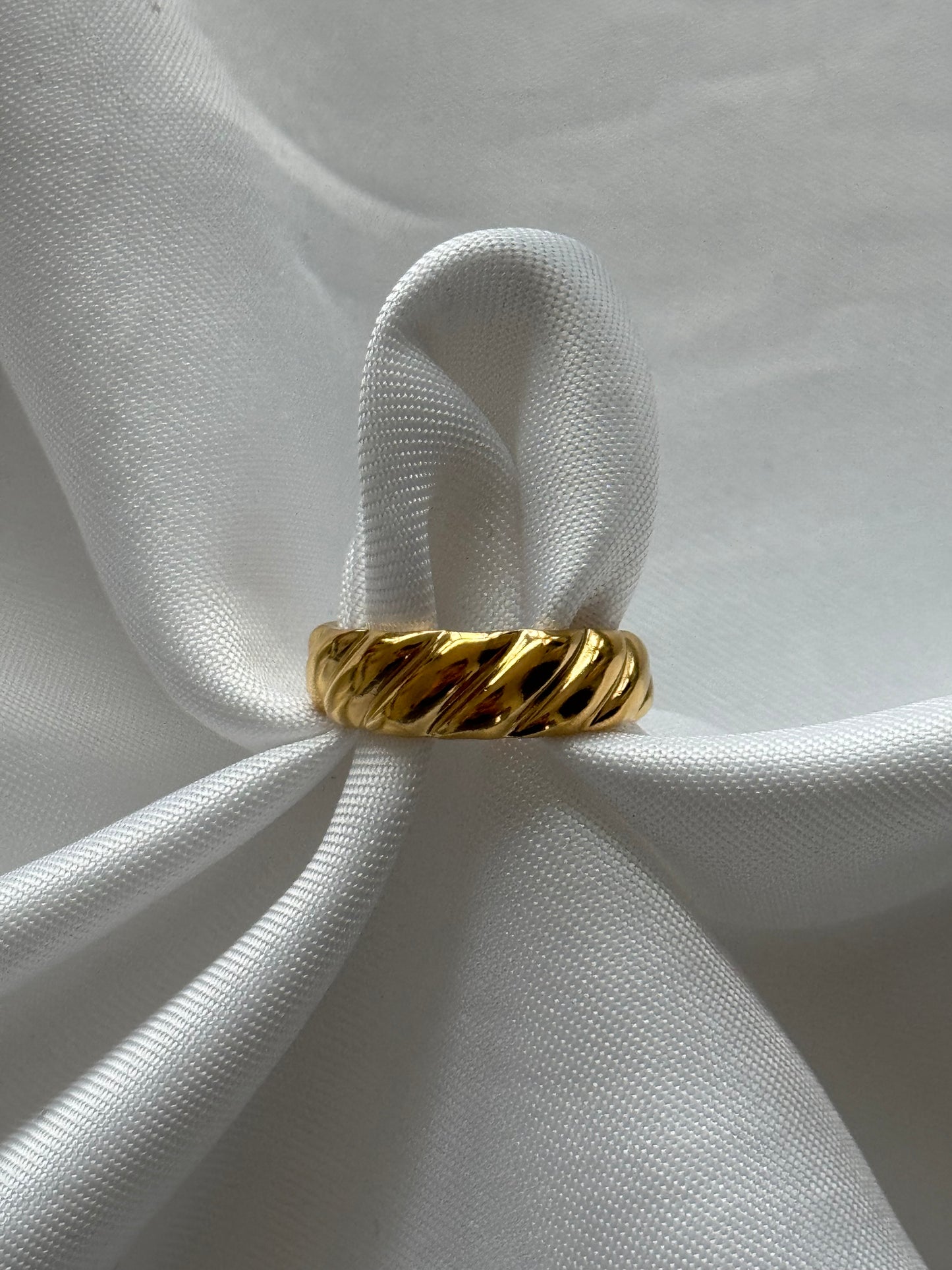 ‘NICKY’ ring - goud