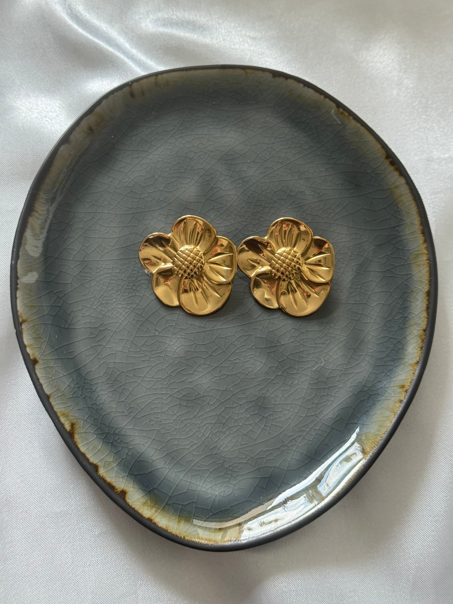 ‘FLOWER MODE’ oorbellen - goud/zilver