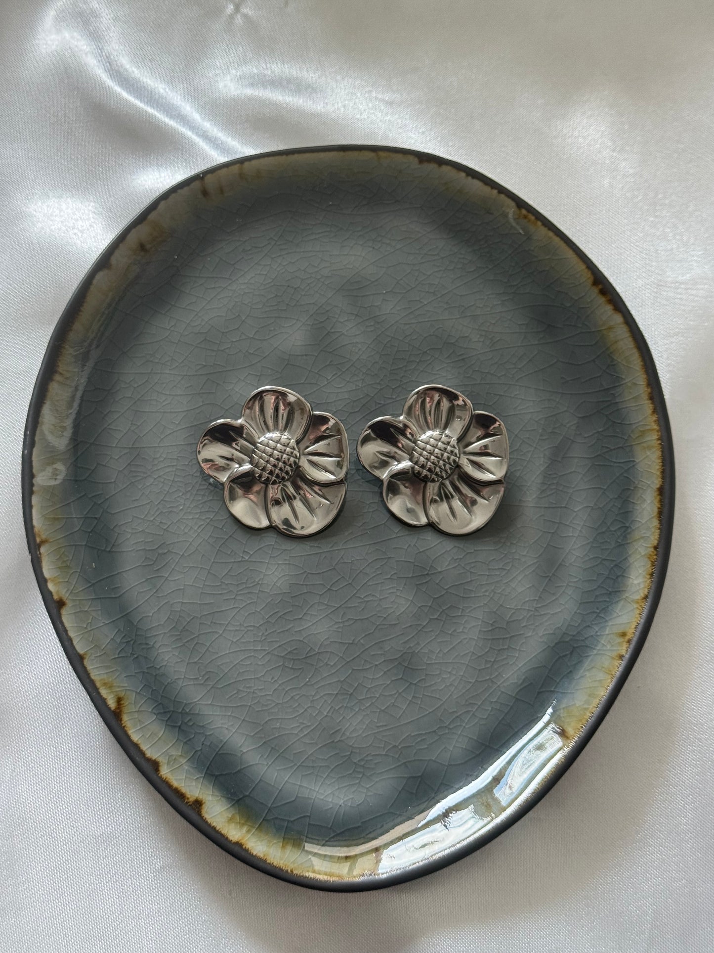 ‘FLOWER MODE’ oorbellen - goud/zilver