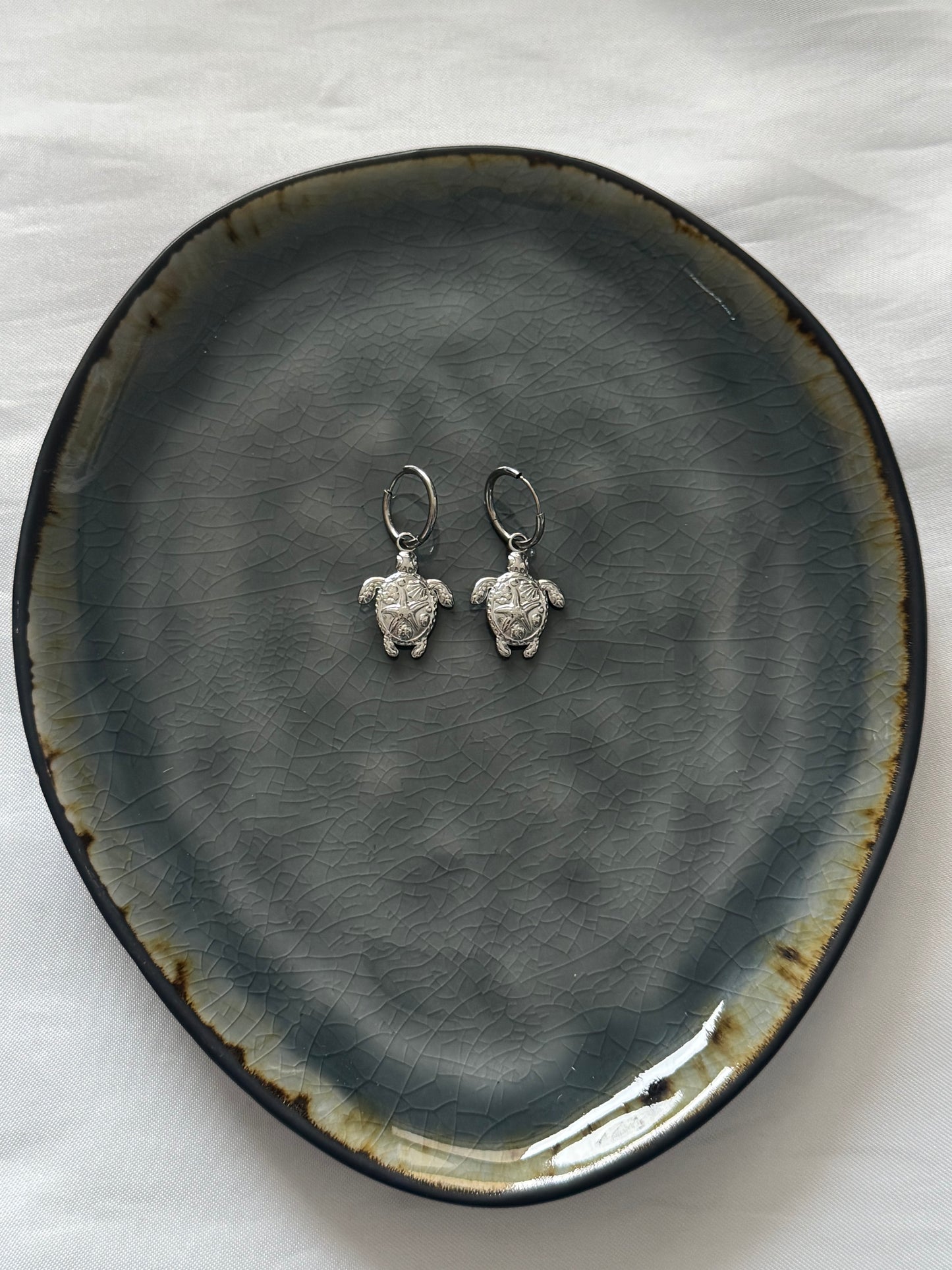 ‘TURTLE’ oorbellen - goud/zilver