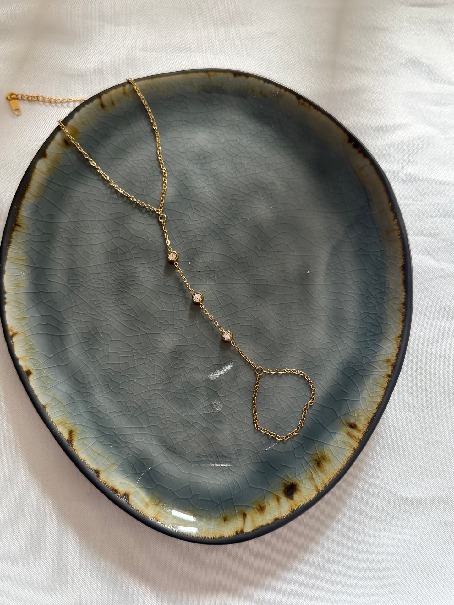 ‘SHINE BRIGHT’ hand chain - goud