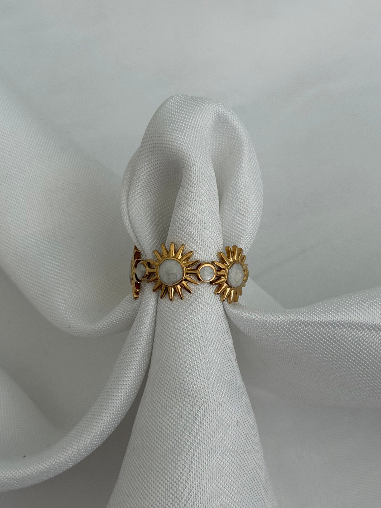 ‘SUNNY PEARLS’ ring - goud