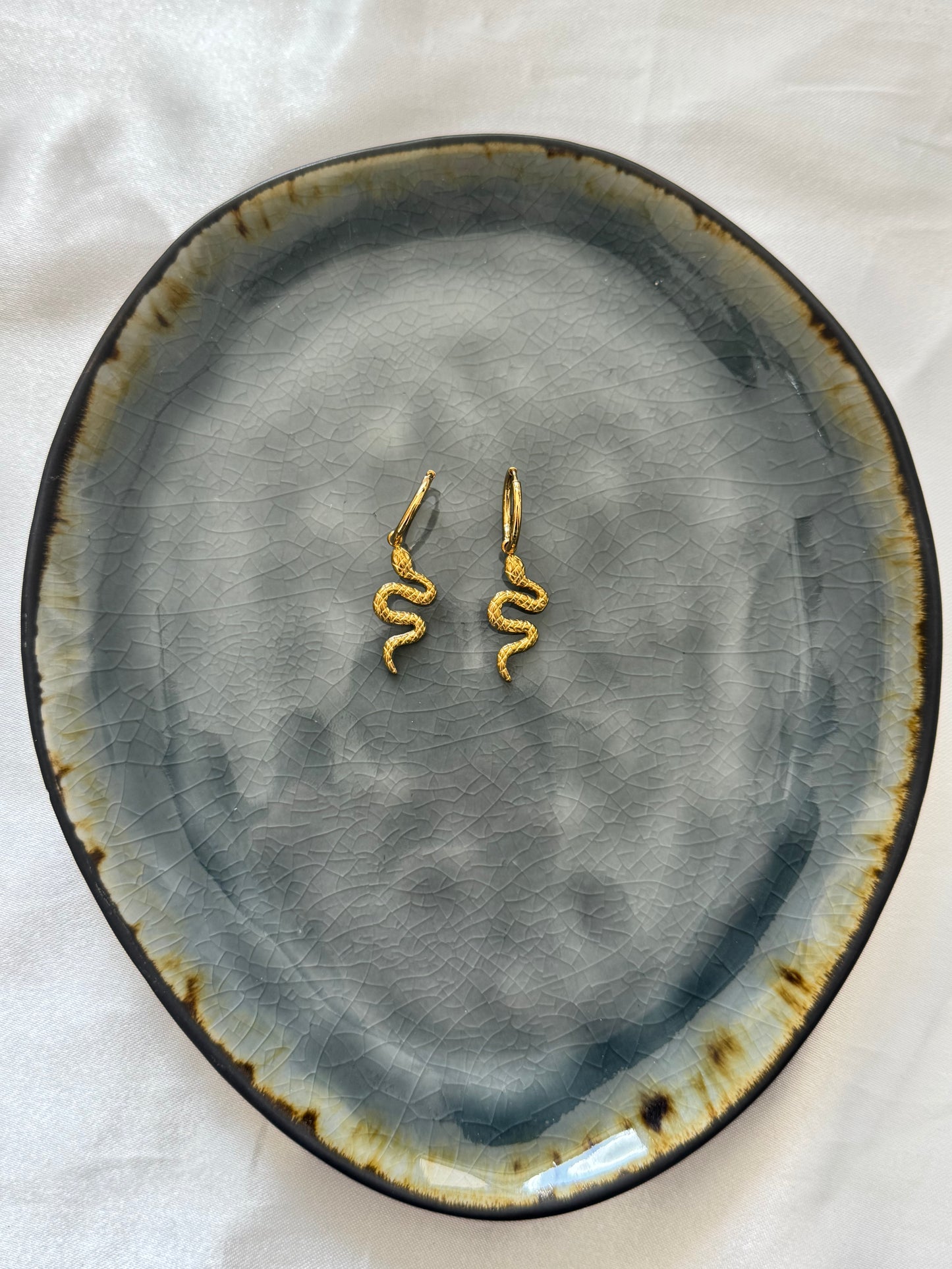 ‘DETAIL SNAKE’ oorbellen - goud/zilver