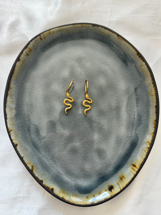 ‘DETAIL SNAKE’ oorbellen - goud/zilver
