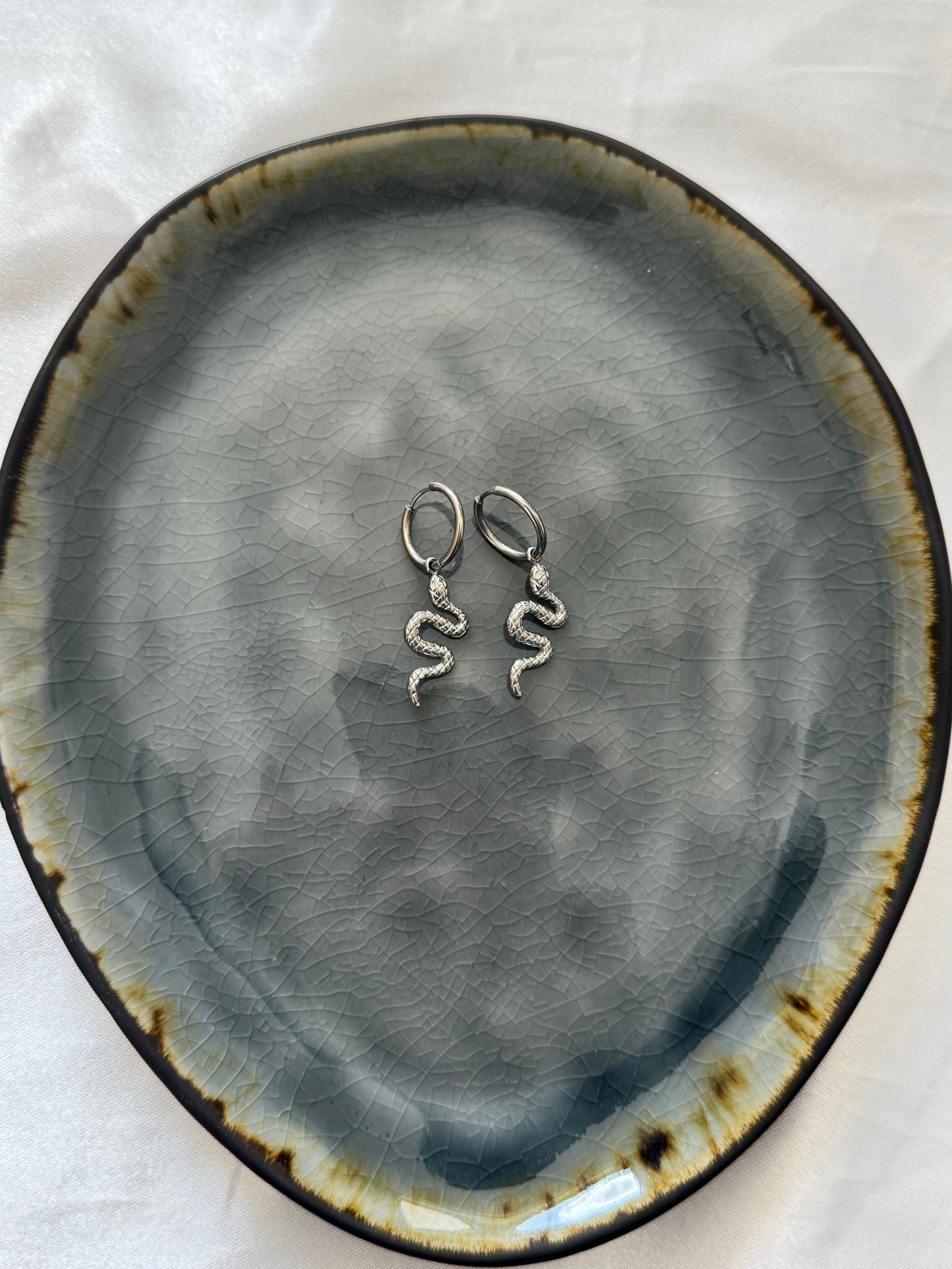 ‘DETAIL SNAKE’ oorbellen - goud/zilver