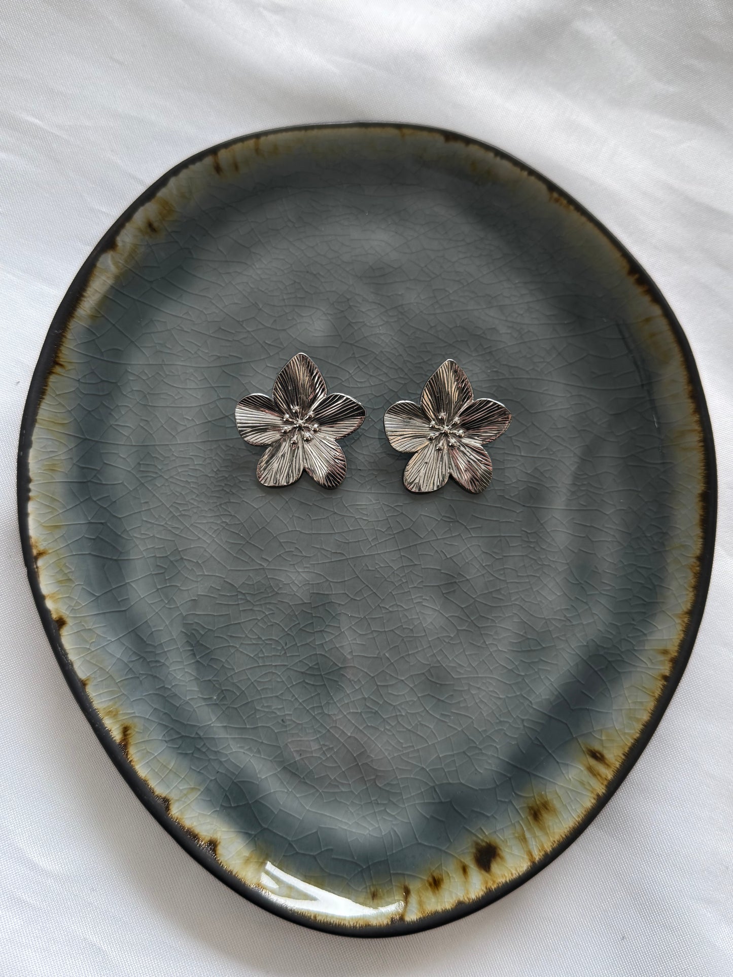 ‘BIG FLOWER’ oorbellen - goud/zilver