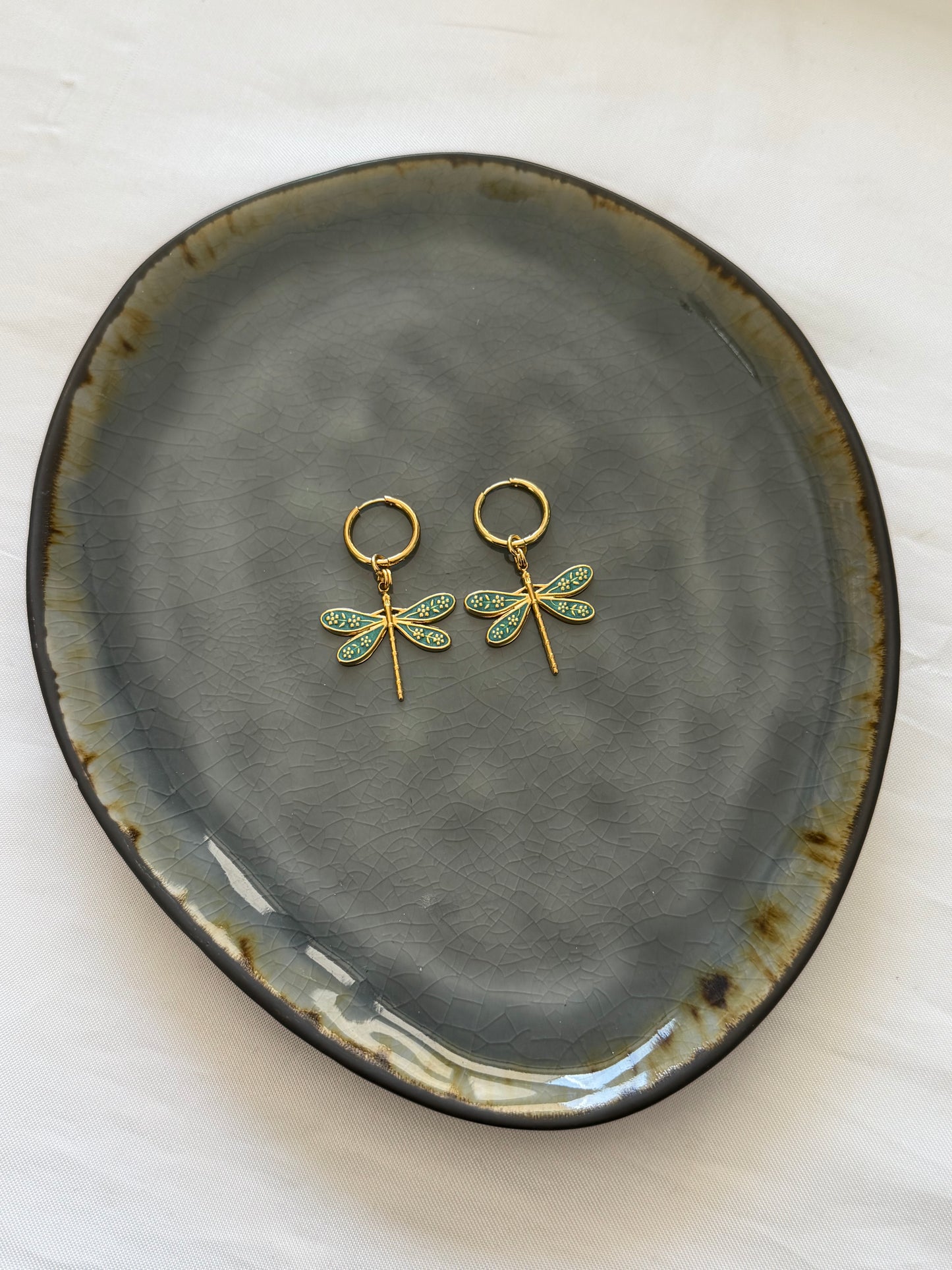 ‘BLUE DRAGONFLY’ oorbellen - goud