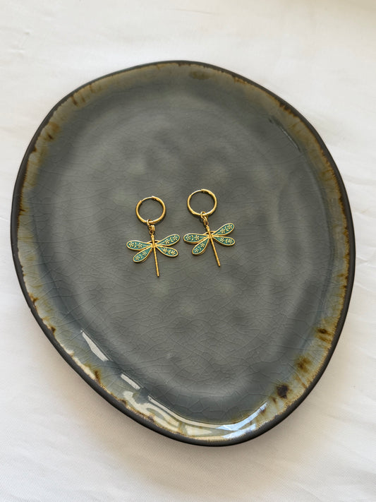 ‘BLUE DRAGONFLY’ oorbellen - goud