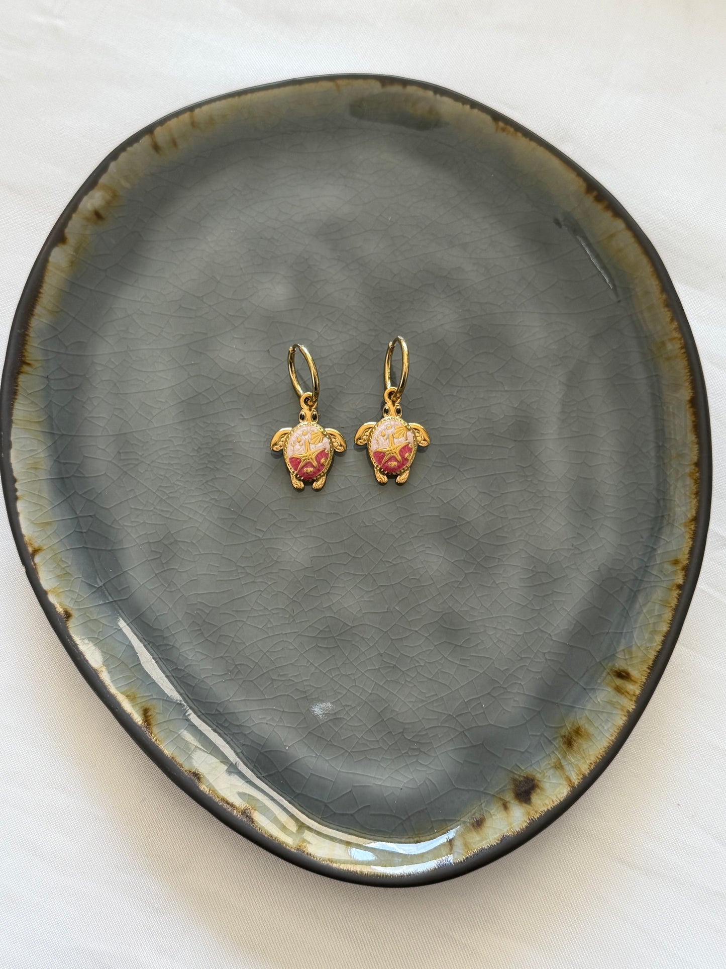 ‘PINK TURTLE’ oorbellen - goud