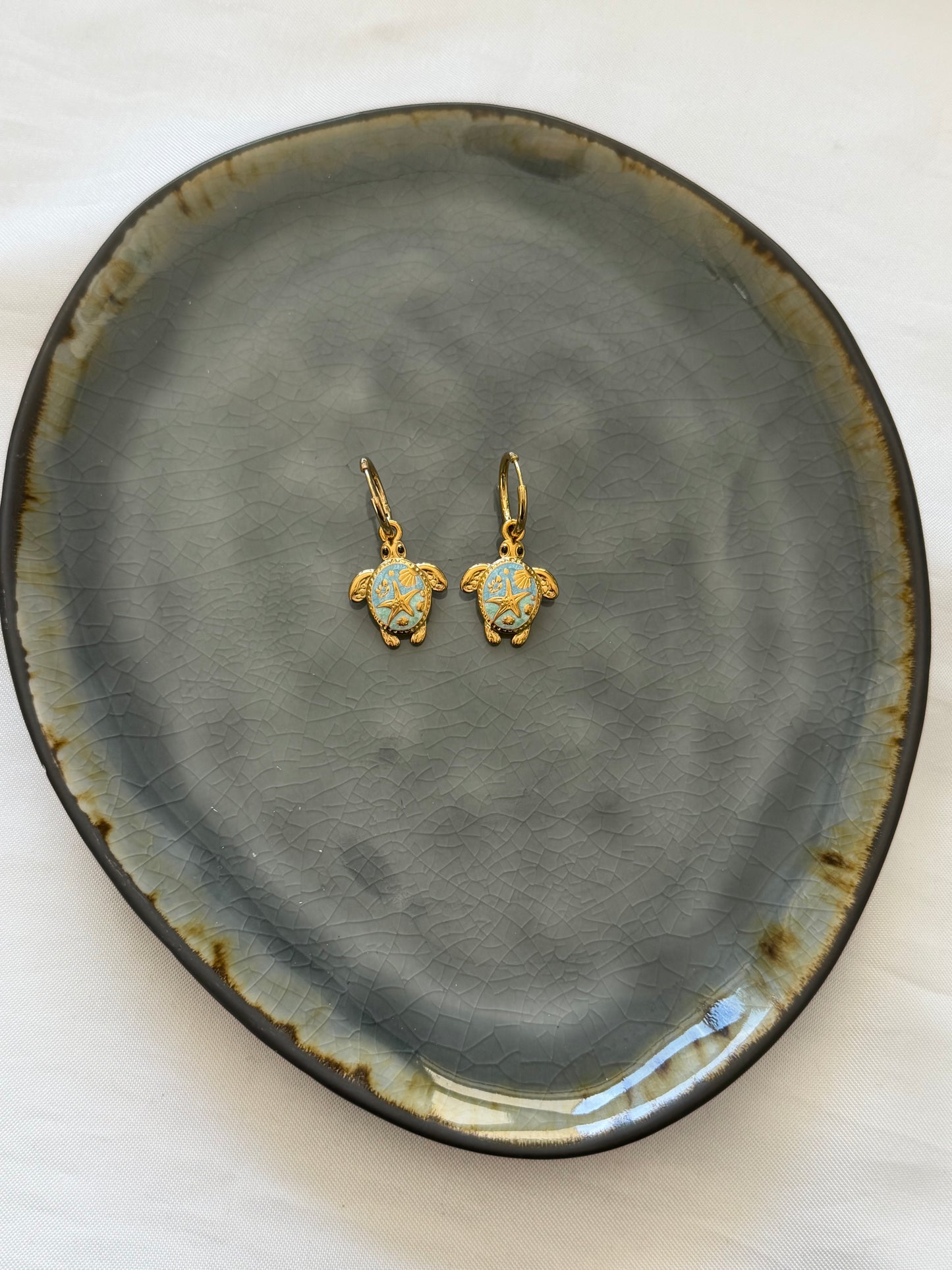 ‘BLUE TURTLE’ oorbellen - goud