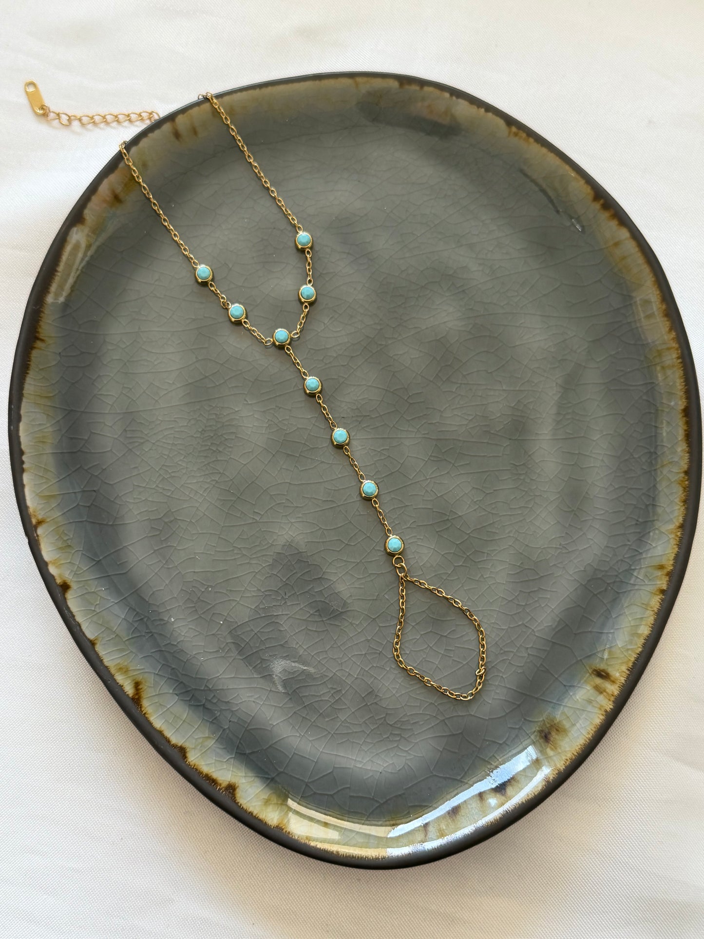‘AQUA’ hand chain - goud