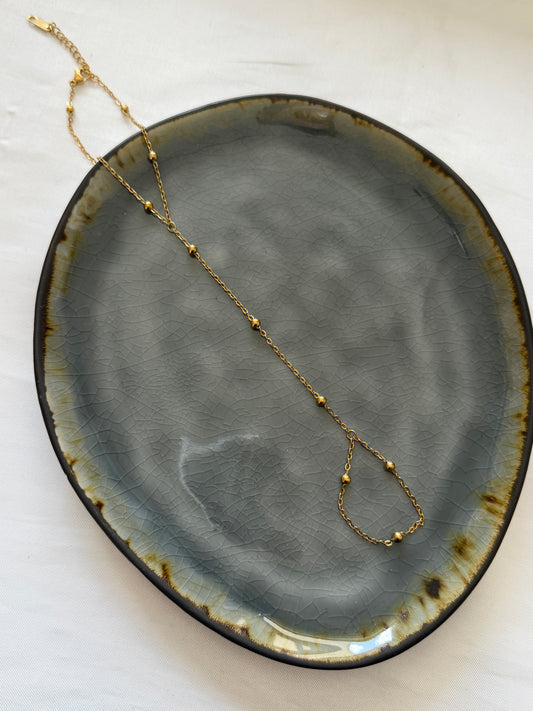 ‘LITTLE DOTS’ hand chain - goud