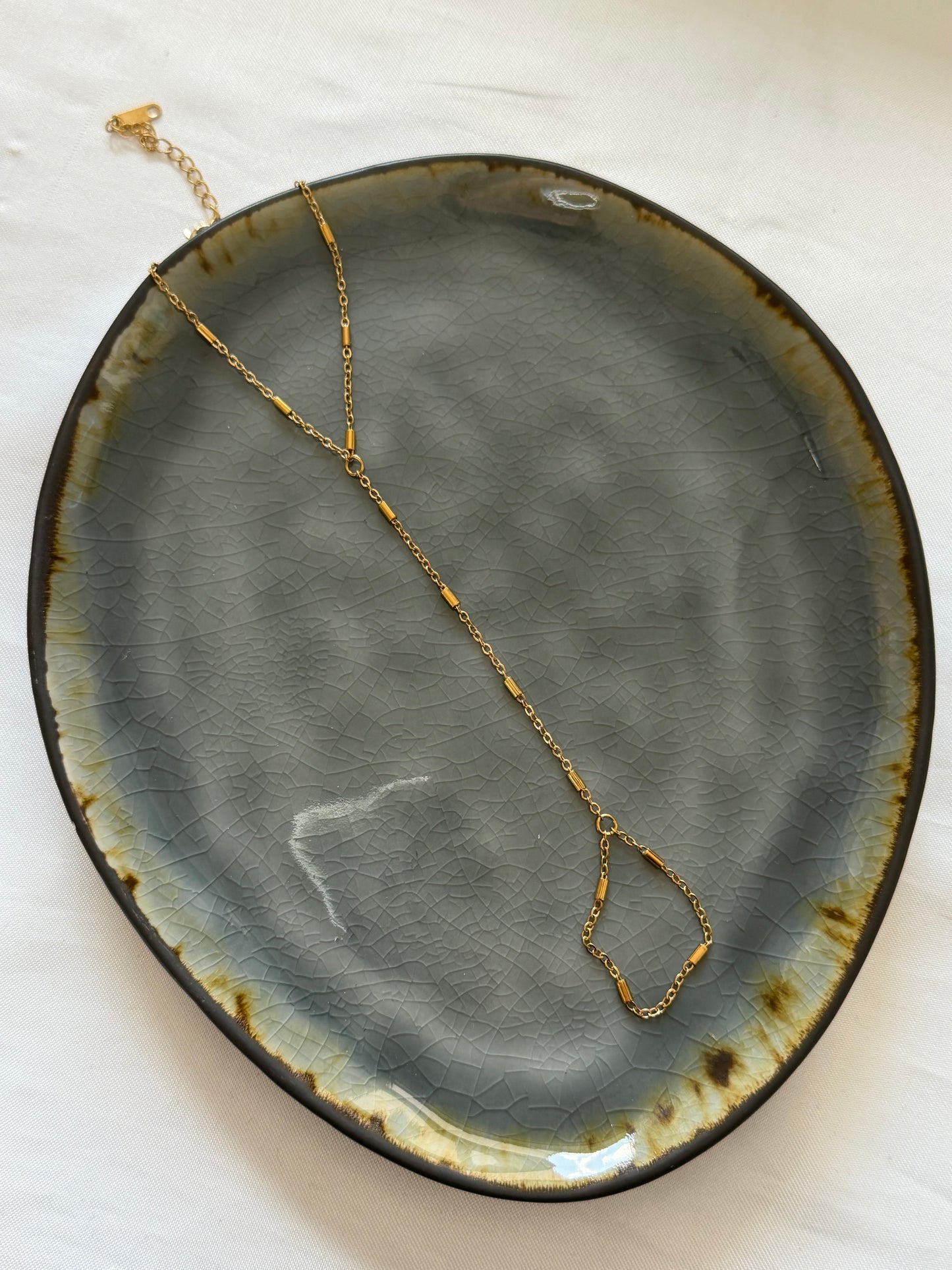 ‘CLASSY’ hand chain - goud