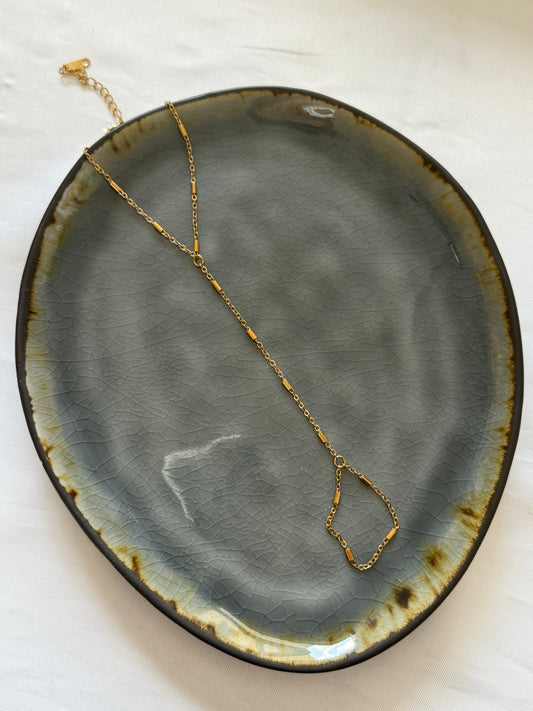 ‘CLASSY’ hand chain - goud