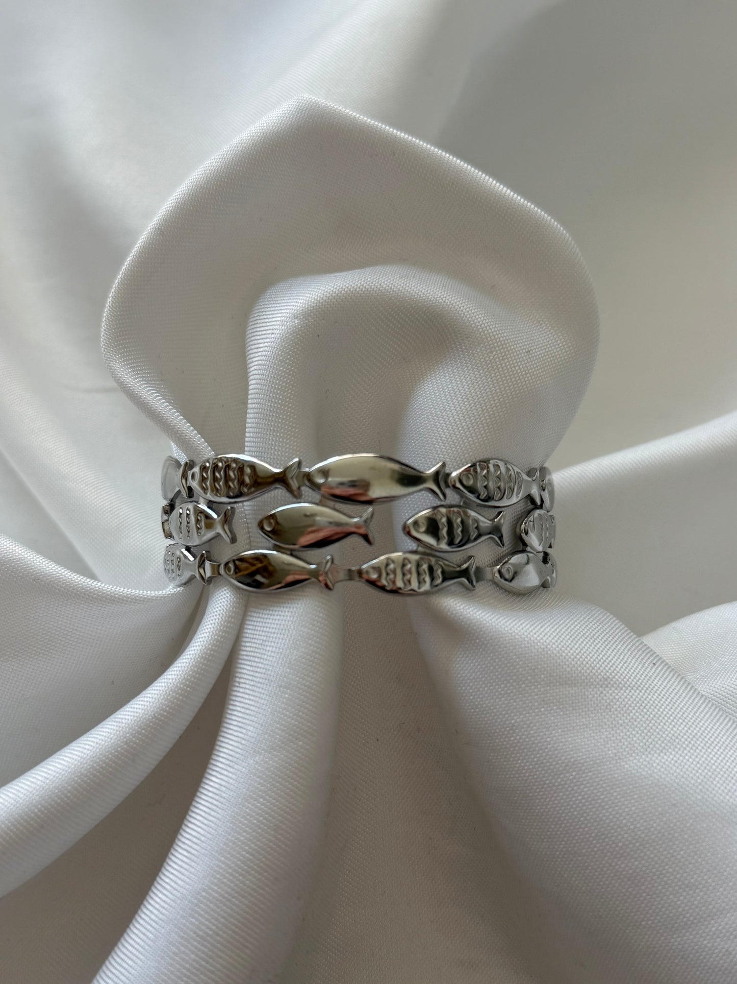 ‘SWIMMING FISH’ bangle - goud/zilver