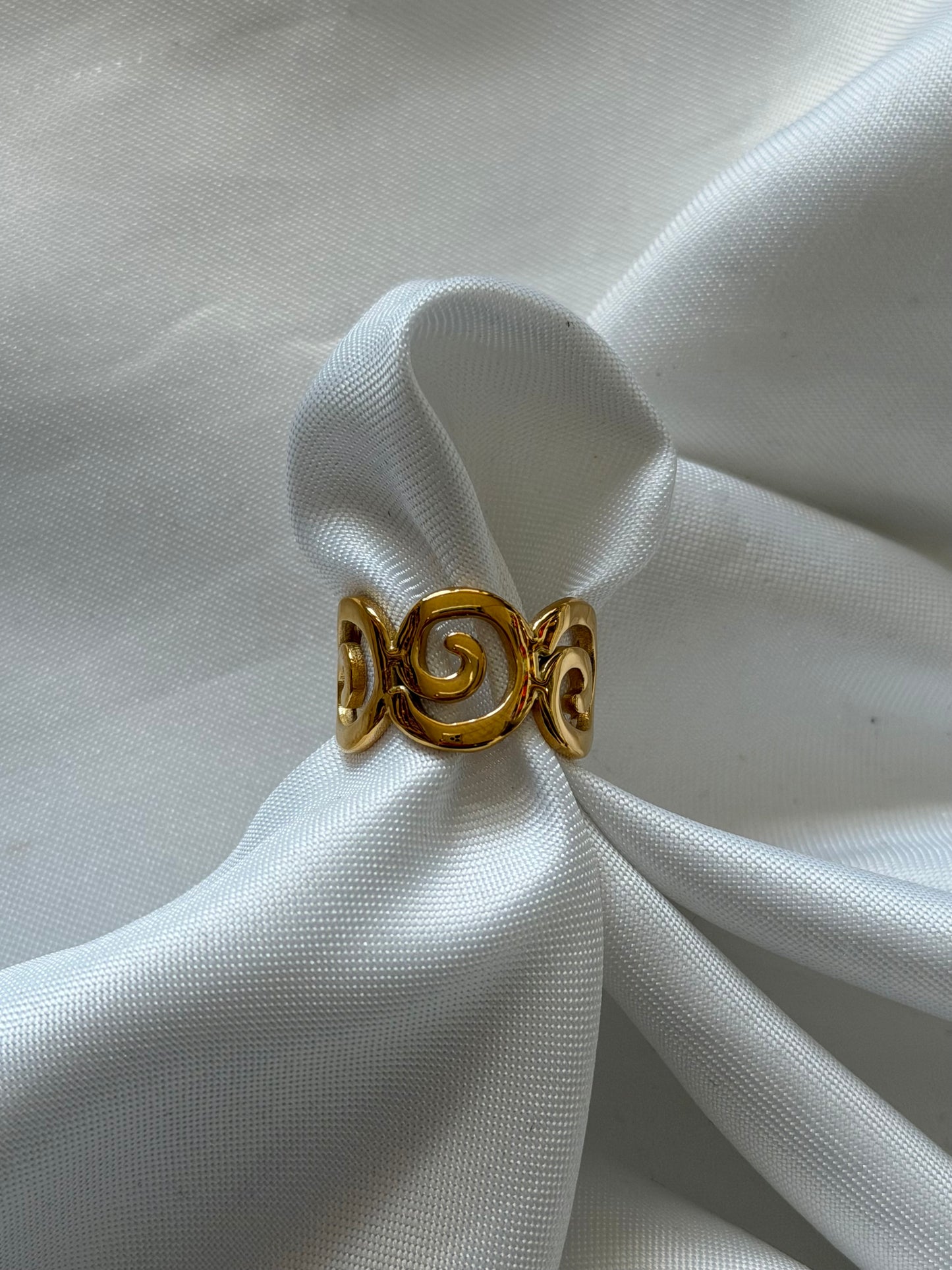 ‘SMALL MONA’ ring - goud