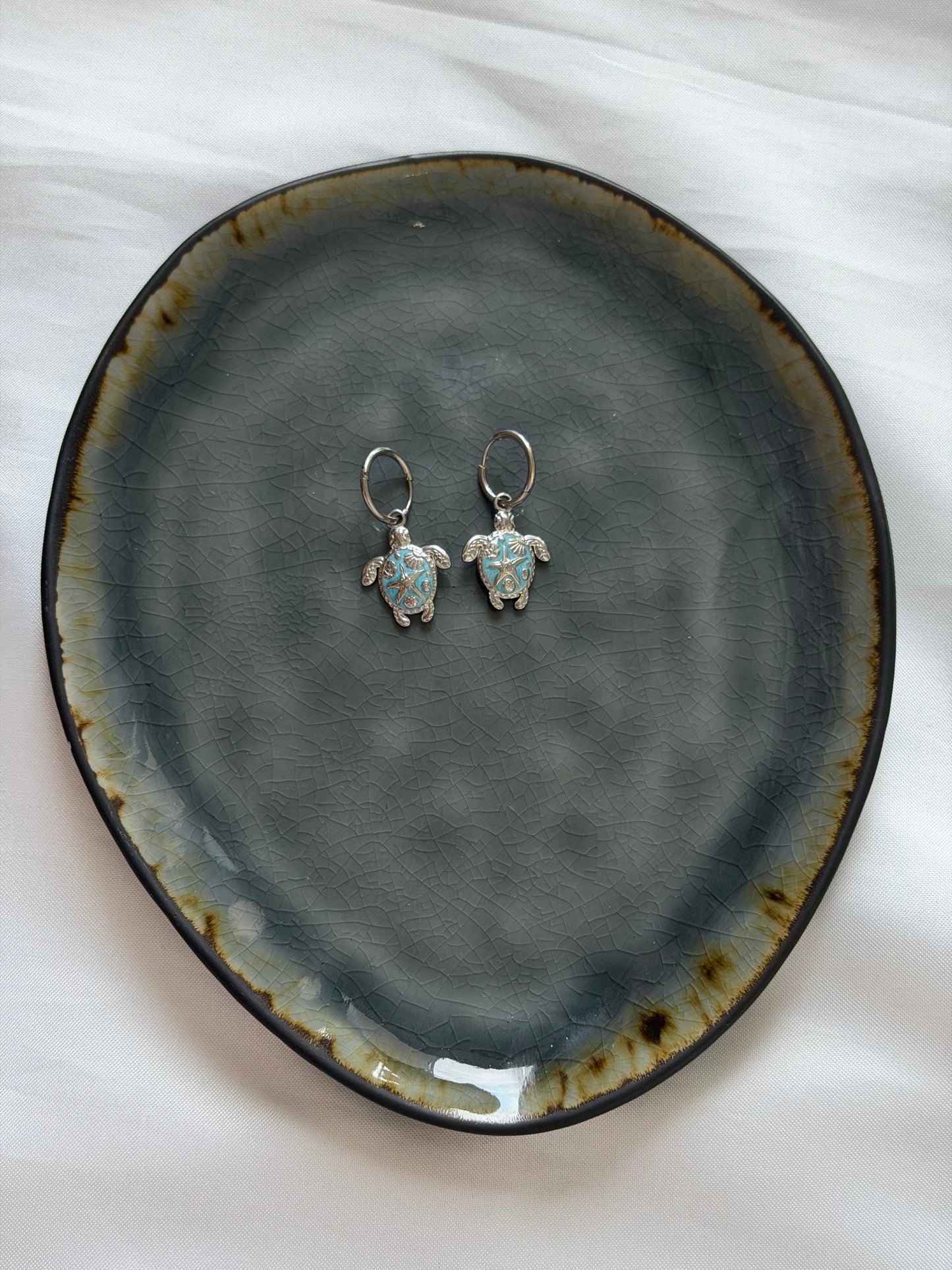 ‘BLUE TURTLE’ oorbellen - zilver