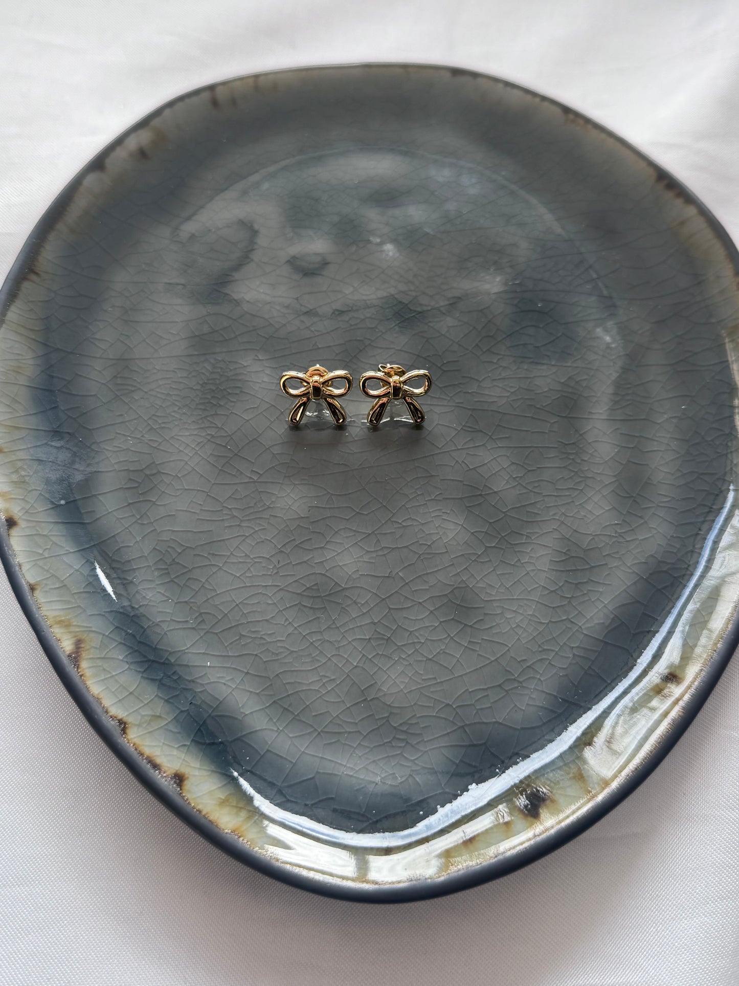 ‘CLASSIC BOW’ knopjes oorbellen - goud/zilver